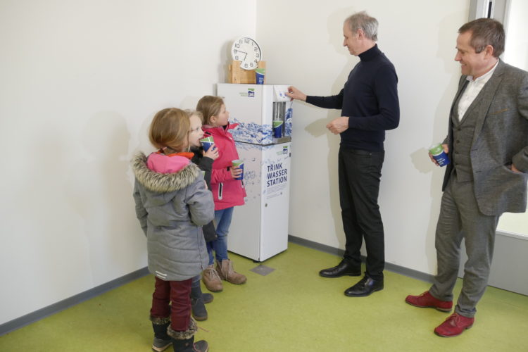 Der Drebkauer Bürgermeister Paul Köhne (Mitte) testet gemeinsam LWG-Geschäftsführer Marten 
Eger und den Schülerinnen Hanna, Alexandra und Johanna die neue „Trink Wasser Station“ im 
Hort der Grundschule Leuthen (Foto: LWG/ Röwer)