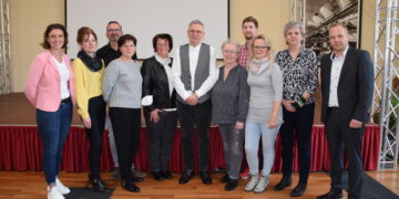 Herbert Gehmert im Kreis seiner engsten Mitarbeiter sowie Stationsleiterinnen und 
Stationsleiter aus dem Naëmi-Wilke-Stift. / Foto: Naëmi-Wilke-Stift