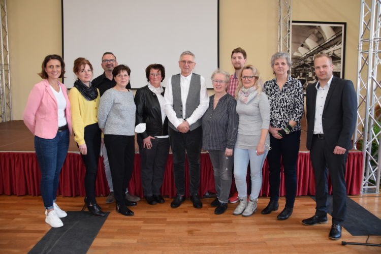 Herbert Gehmert im Kreis seiner engsten Mitarbeiter sowie Stationsleiterinnen und 
Stationsleiter aus dem Naëmi-Wilke-Stift. / Foto: Naëmi-Wilke-Stift