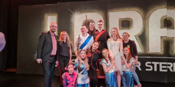 Die Hauptdarsteller und Pädagogen (Torsten Karow, Verena Otto und Anika Kuschka) vom Cottbuser Kindermusical aus dem neuen Musical "LARA und das Weinen der Sterne".