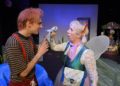 Senftenberg
Theater Neue Bühne
"Nur ein Tag"
von Martin Baltscheit
Regie Alice Asper
Bühnen- und Kostümbild Holger Syrbe
Dramaturgie Maren Simoneit
Als Wildschwein und Fuchs der kleinen Eintagsfliege beim Schlüpfen zuschauen, wissen sie schon, dass es besser wäre, sich gleich aus dem Staub zu machen, denn es werden bewegte Zeiten auf sie zukommen. Was, wenn die kleine Fliege bezaubernd sein wird? Dann  wird man sich anfreunden und sich vielleicht sogar in sie verlieben. Ausgerechnet in eine Eintagsfliege. Da ist das Elend doch  gleich vorprogrammiert. Es bleibt ihr doch nur ein einziger Tag Zeit. Und wer sagt überhaupt der gerade Geschlüpften, die sich für eine Maifliege hält und somit ein ganzes, langes Leben vor sich hat, die Wahrheit? Wildschwein und Fuchs stammeln sich mühsam aus der Affäre: Der Fuchs  wie bedauernswert  würde den heutigen Tag nicht überleben, deshalb sei man so traurig. Die junge, hübsche Fliege ist ehrlich gerührt und zögert nicht lange: Dann muss eben das ganze Leben in diesen einen Tag hinein. Ein ganzes, langes Leben inklusive dem großen Glück! Martin Baltscheit erzählt auf wunderbare Weise eine humorvolle heiter-wolkige Fabel von der Vergänglichkeit der Zeit, vom Leben und Sterben, von Freundschaft und dem Mut, glücklich zu sein.
Mitwirkende
Fliege Anna Schönberg
Fuchs Patrick Gees
Wildschwein Daniel Borgwardt
Theaterpädagogik Theresa Gerth
Regieassistenz/Inspizienz Vivian Schmidt
Soufflage Christina Linser