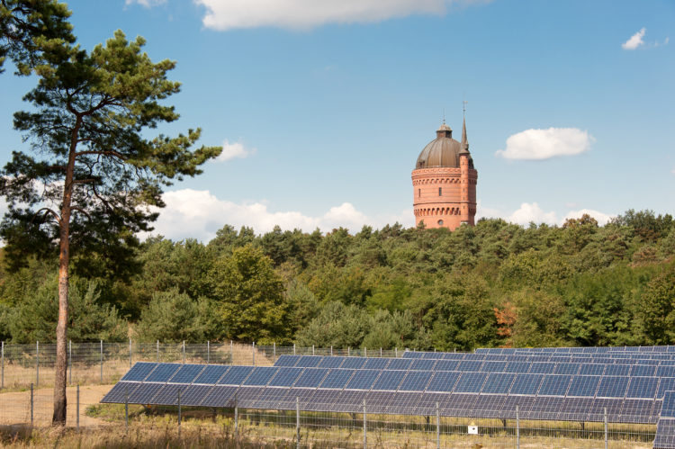 Die Solarmodule der Photovoltaikanlage auf dem Gelände des Wasserwerkes CottbusSachsendorf erzeugen jährlich etwa 720.000 kWh Strom.
