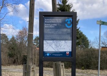 Tafel informiert in Cottbus zweisprachig über den Sielower Burgwall