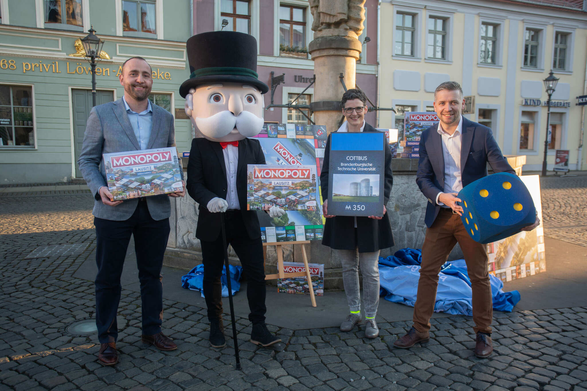 Präsentation der Monopoly Lausitz Edition auf dem Cottbuser Altmarkt