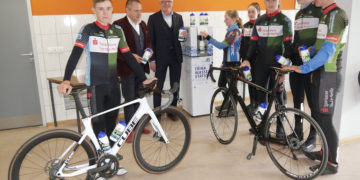 Vor dem Training noch schnell die Trinkflaschen an der neuen „Trink Wasser Station“ füllen - sehr 
zur Freude der beiden LWG-Geschäftsführer Marten Eger (2.v.l.) und Jens Meier-Klodt (LWG/ Röwer)