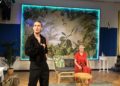 Senftenberg
Theater Neue Bühne
Sechs Tanzstunden in sechs Wochen
von Richard Alfieri / Deutsch von Johan Grumbrecht
Leitung Frank Düwel
Nora Maria Bräuer
Volker Deutschmann
Maren Simoneit
Es spielen Sybille Böversen und Patrick Gees  In leichtfüßigen, schnellen Dialogen erzählt das pointenreiche Stück vom Beginn einer besonderen Freundschaft zwischen zwei Menschen, die unterschiedlicher nicht sein könnten  und von der Entdeckung eines der charmantesten Tanzpaare seit Ginger Rogers und Fred Astaire.