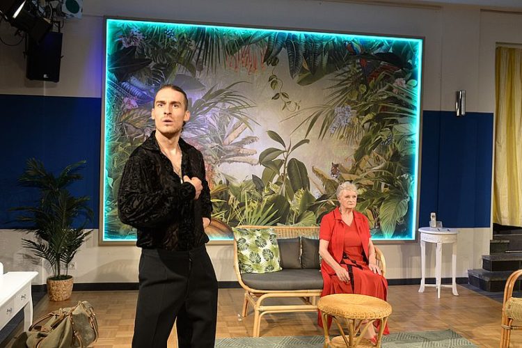 Senftenberg
Theater Neue Bühne
Sechs Tanzstunden in sechs Wochen
von Richard Alfieri / Deutsch von Johan Grumbrecht
Leitung Frank Düwel
Nora Maria Bräuer
Volker Deutschmann
Maren Simoneit
Es spielen Sybille Böversen und Patrick Gees  In leichtfüßigen, schnellen Dialogen erzählt das pointenreiche Stück vom Beginn einer besonderen Freundschaft zwischen zwei Menschen, die unterschiedlicher nicht sein könnten  und von der Entdeckung eines der charmantesten Tanzpaare seit Ginger Rogers und Fred Astaire.