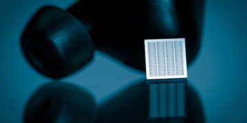 MEMS Soundchip von Arioso vor einem InEar-Kopfhörer; Grafik: Arioso