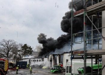 Großbrand einer Lagerhalle in Turnow gelöscht