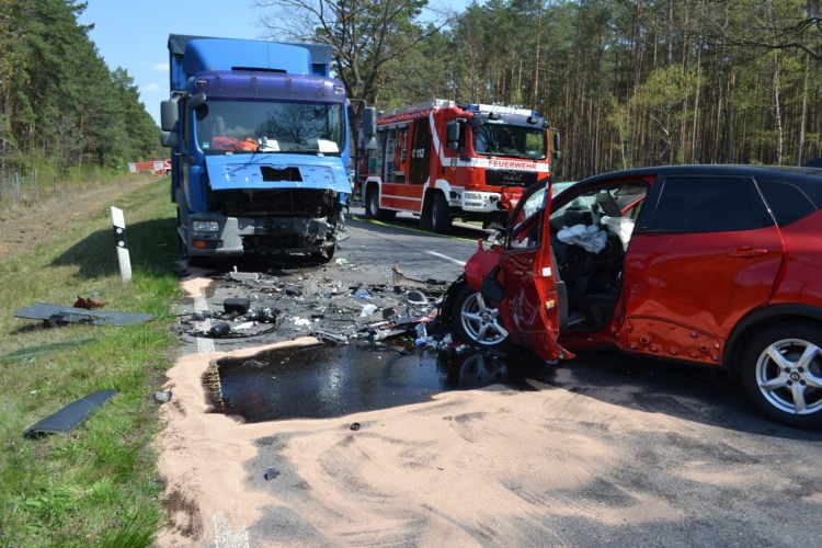 Tödlicher Unfall auf der B97 zwischen Schwarzkollm und Hoyerswerda; Foto: Blaulichtreport Lausitz