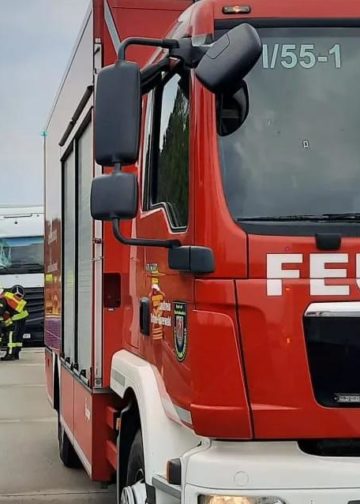 LKW fährt auf Schilderwagen auf der A13 bei Duben auf; Foto: Mediateam der Feuerwehren in Lübben