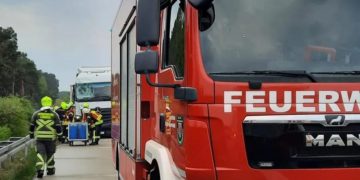 LKW fährt auf Schilderwagen auf der A13 bei Duben auf; Foto: Mediateam der Feuerwehren in Lübben