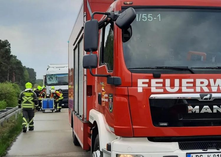 LKW fährt auf Schilderwagen auf der A13 bei Duben auf; Foto: Mediateam der Feuerwehren in Lübben