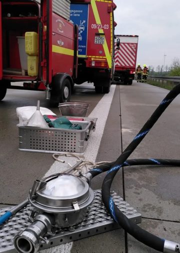LKW fährt auf Schilderwagen auf der A13 bei Duben auf; Foto: Mediateam der Feuerwehren in Lübben