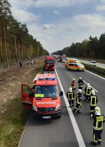 Unfall mit sechs Verletzten auf der A13 bei Staakow Foto: Feuerwehr Golßen
