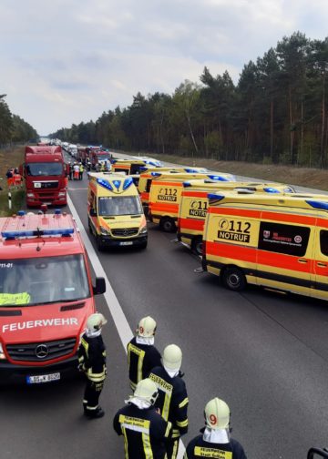 Unfall mit sechs Verletzten auf der A13 bei Staakow Foto: Feuerwehr Golßen