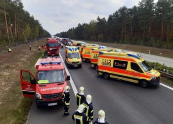 Unfall mit sechs Verletzten auf der A13 bei Staakow Foto: Feuerwehr Golßen