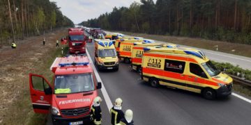 Unfall mit sechs Verletzten auf der A13 bei Staakow Foto: Feuerwehr Golßen
