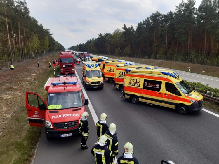 Unfall mit sechs Verletzten auf der A13 bei Staakow Foto: Feuerwehr Golßen