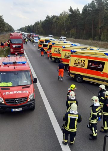 Unfall mit sechs Verletzten auf der A13 bei Staakow Foto: Feuerwehr Golßen