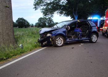 Schwerverletze nach Unfall bei Kahren in Auto eingeklemmt