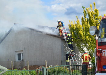Dachstuhlbrand in Großräschen forderte Feuerwehren