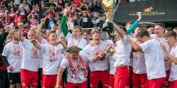 Landespokal Brandenburg - Finale - 2021/2022 - VfB Krieschow vs. FC Energie Cottbus  Die Mannschaft von Energie Cottbus feiert den Landespokalsieg.