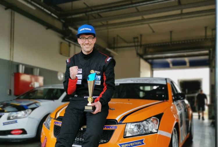 Marco Bedrich feiert den Doppelsieg in Oschersleben (Bild: Marco Bedrich Racing)