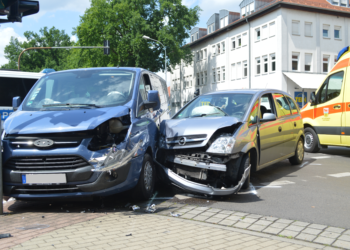 Vier Personen bei Autounfall in Senftenberg verletzt (Bild: Blaulichtreport Lausitz)