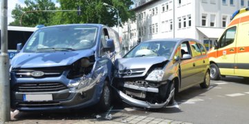 Vier Personen bei Autounfall in Senftenberg verletzt (Bild: Blaulichtreport Lausitz)