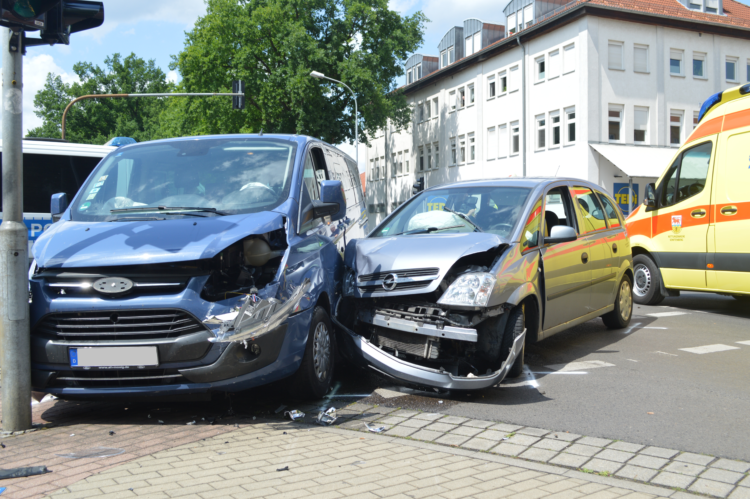 Vier Personen bei Autounfall in Senftenberg verletzt (Bild: Blaulichtreport Lausitz)
