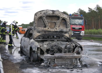Vollsperrung und Stau auf der A15. Auto bei Roggosen ausgebrannt
