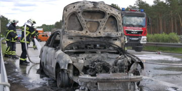 Auf der A15 bei Roggosen ist heute Morgen ein Auto komplett ausgebrannt. (Bild: Blaulichtreport Lausitz)