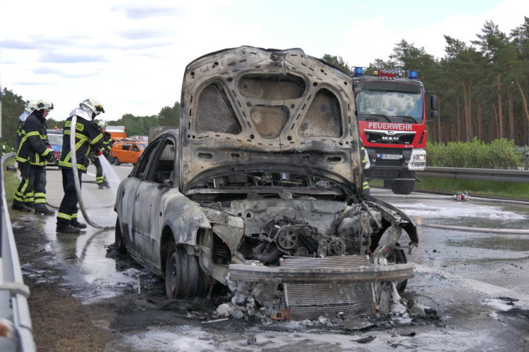 Auf der A15 bei Roggosen ist heute Morgen ein Auto komplett ausgebrannt. (Bild: Blaulichtreport Lausitz)