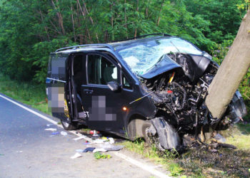 Transporter prallt bei Bluno gegen einen Baum. Schwerverletzter Fahrer