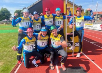 Jubelnde Gesichter der Männer vom Team Lausitz über Platz 1 und 3 in der 4x100m-Feuerwehrstaffel (Bild: Hartmut Bastisch/Team Lausitz)