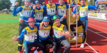 Jubelnde Gesichter der Männer vom Team Lausitz über Platz 1 und 3 in der 4x100m-Feuerwehrstaffel (Bild: Hartmut Bastisch/Team Lausitz)