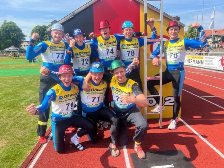 Jubelnde Gesichter der Männer vom Team Lausitz über Platz 1 und 3 in der 4x100m-Feuerwehrstaffel (Bild: Hartmut Bastisch/Team Lausitz)