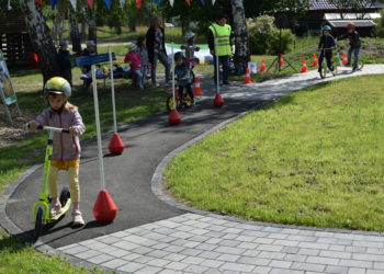 Skadower Kita-Kids freuen sich über Übungsstrecke für Laufräder