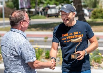 Nach TV-Show: Mario Barth übergibt saures Spreewaldgürkchen in Lübbenau
