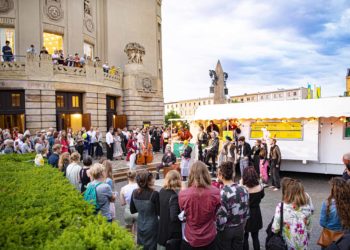 Staatstheater Cottbus lädt mit Zirkuswagen zur Two Penny Opera