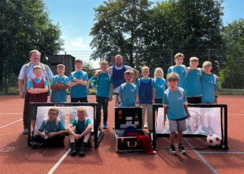 Senftenberger Grundschüler freuen sich über Straßenfußball-Set