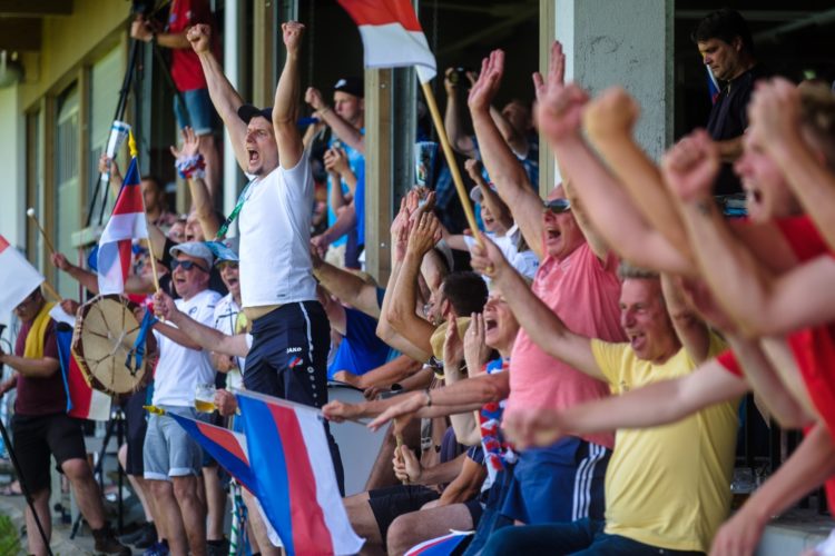 Sorbische Mannschaft und Fans bei der Europeada / Foto: Jörg Stephan