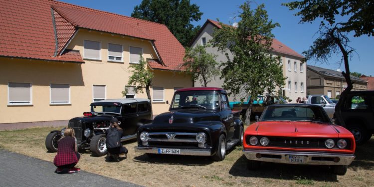 Dicke Ami-Schlitten blubbern durch Dissen