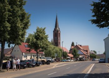 Dicke Ami-Schlitten blubbern durch Dissen