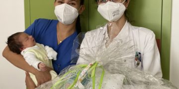 Hebamme Yasmina Zemouri und Ärztin Inessa Tsaturyan mit der kleinen Mia und einem CTK-Begrüßungsgeschenk (Bild: CTK)