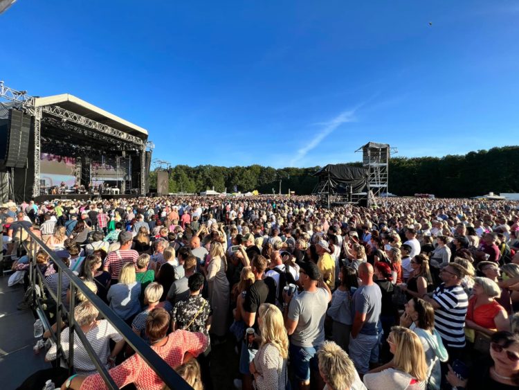 Roland Kaiser sang im Cottbuser Spreeauenpark vor fast 12.000 Fans