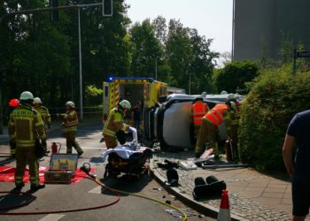Autounfall am Samstag am Cottbuser Spreeufer; Foto: Stadt Cottbus