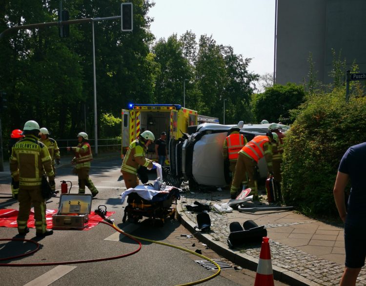 Autounfall am Samstag am Cottbuser Spreeufer; Foto: Stadt Cottbus