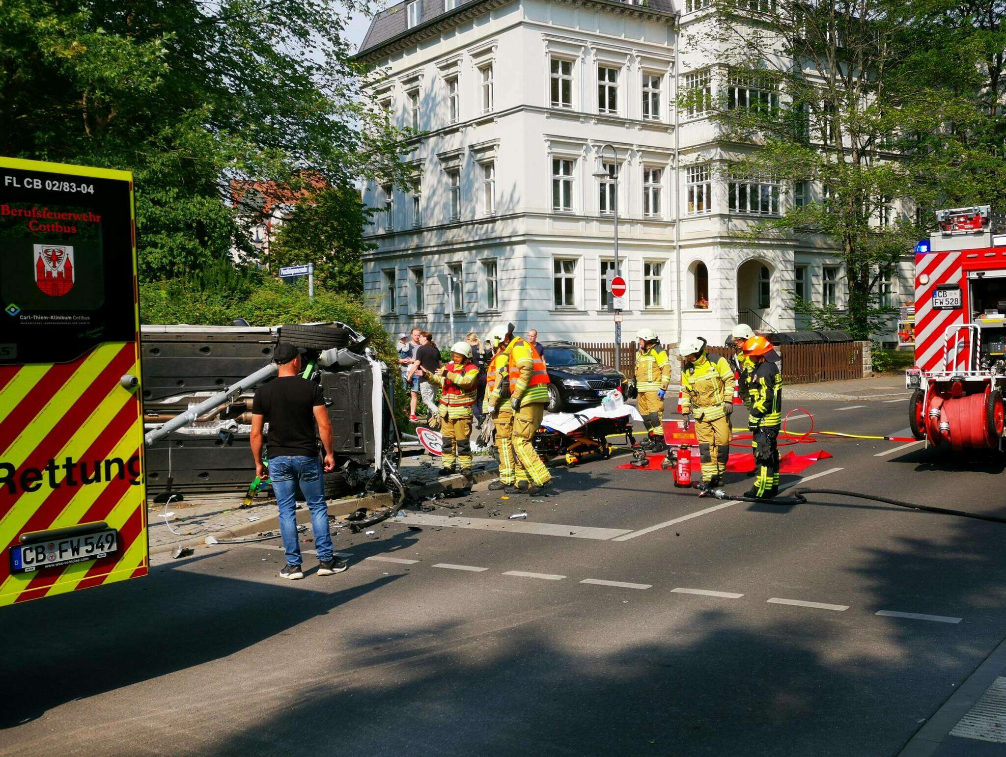 Autounfall am Samstag am Cottbuser Spreeufer; Foto: Stadt Cottbus